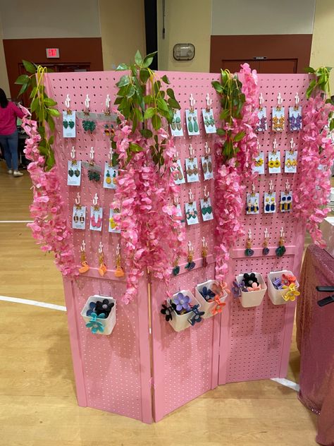 Necklace Display Ideas Craft Show, Diy Clothing Display, Market Booth Setup, Pink Pegboard, Display For Craft Show, Booth Design Ideas, Bazar Ideas, Booth Display Ideas Diy, Jewelry Display Booth