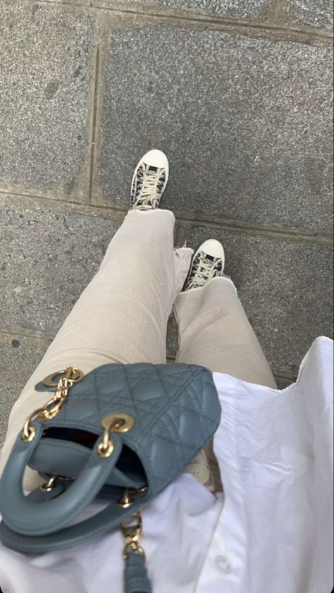 Walk In Dior Sneakers Outfit, Dior Sneakers Outfit, Lady Dior Bag Outfit, Dior Bag Outfit, Dior Sneakers, Cute Autumn, Mode Chanel, Timeless Outfits, Dior Oblique