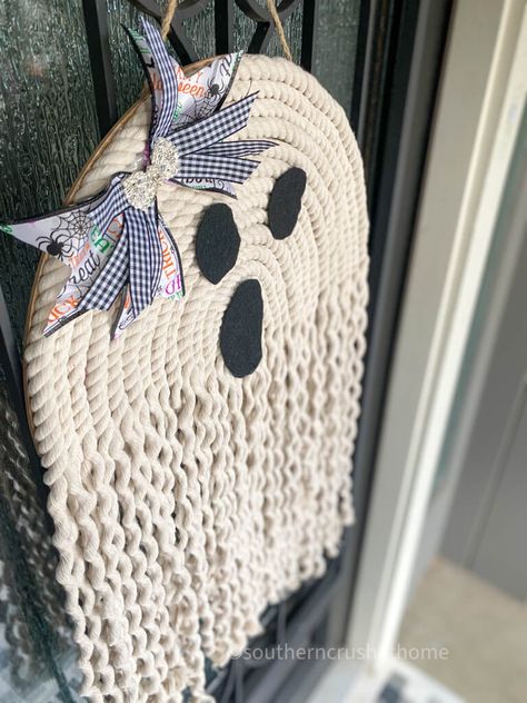 Easy Macrame Wall Hanging Ghost https://www.southerncrushathome.com/easy-macrame-wall-hanging-ghost/ Ghost Yarn Wall Hanging, Ghost Macrame Wall Hanging Diy, Things To Macrame, Easy Macrame Gnomes Its Always Autumn, Macrame Wall Hanging Decor Ideas, Diy Rope Ghosts, Macrame Ghost Pillow, Macrame Front Door Hanging, Macrame Halloween Decor Diy