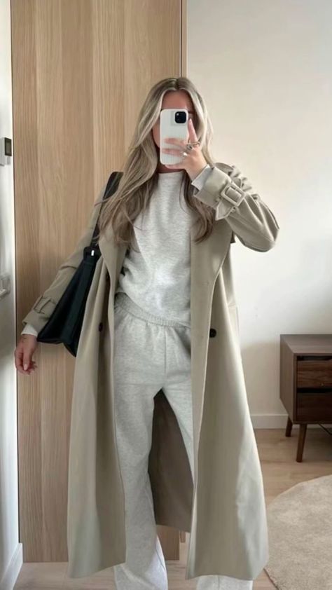 Casual Trench Coat Outfit, Trench Coat Outfit Ideas, Fall Trench Coat, Fall Outfit Trends, Coat Outfit Ideas, Fashion Trench Coat, Cream Trench Coat, Outfit London, Fall Trench