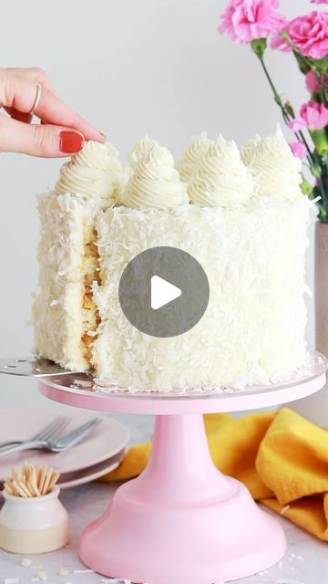 Pastel Rafaello Cake Recipes, Rafaello Cake Recipes, Coconut Cake Decoration Ideas, Coconut Cream Filling, Raffaello Cake, Cake Flour Recipe, Cake Coconut, Coconut Buttercream, Christmas Cakes Easy