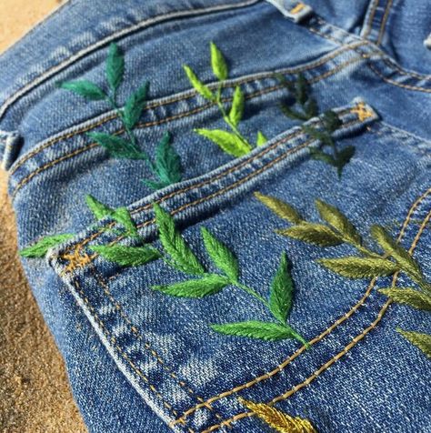 Diy Jeans, Diy Vetement, Jean Pants, 자수 디자인, Painted Clothes, Jeans Diy, Embroidered Clothes, Embroidered Denim, Embroidered Jeans