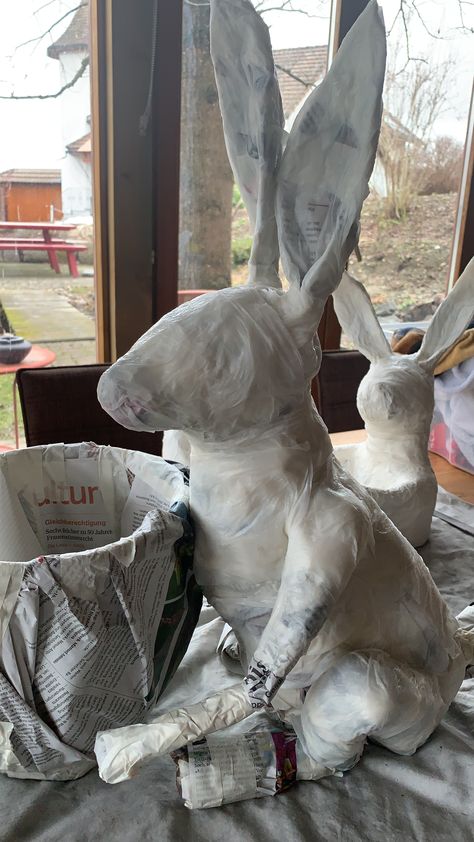 Paper Mache Rabbit Diy, Paper Mache Bunnies, Papier Mache Rabbit, Paper Mache Sculpture Ideas, Paper Mache Rabbit, Paper Mache Bunny, Whimsical Garden Decor, Mini Funny, Stary Papier