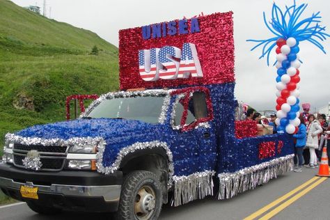 Dancing to the Beat of the USA - patriotic parade floats Parade Float Ideas Baseball, Parade Float Diy, Parade Float Theme, Truck With Flowers, Parade Float Decorations, Halloween Car Decorations, Homecoming Floats, Parade Float Supplies, Best Banner Design