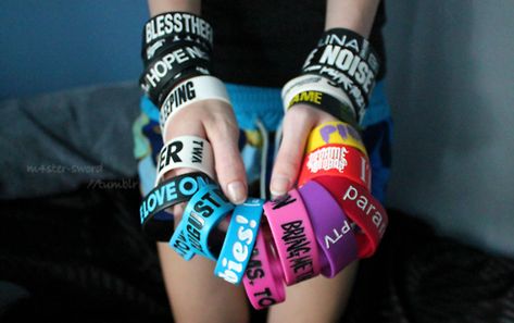 Emo Jewelry, Tumblr Quality, Band Bracelets, Band Outfits, Rocker Girl, Sleeping With Sirens, Love Band, Scene Fashion, Rubber Bracelets