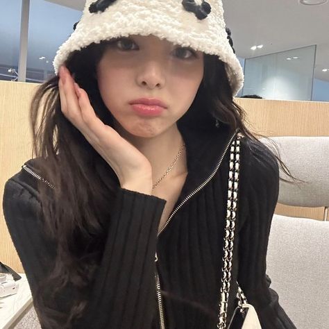 Bucket Hat Aesthetic, Kpop Hat, Bucket Hat Outfit, Pretty Star, Outfits With Hats, Travel Outfit, Instagram Update, Crochet Clothes, South Korean Girls