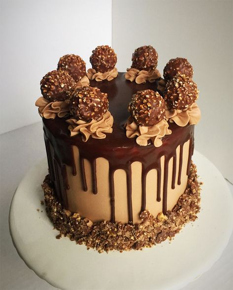 Découvrez notre recette du layer cake au Ferrero Rocher, un gâteau gourmand, facile à réaliser avec le Thermomix, idéal pour un anniversaire ou une occasion familiale. Ingrédients : Pour 2 génoises : 220 g de farine 6 oeufs 220 g de sucre 24 g de cacao amer 2 sachets de sucre vanillé 2 sachets de […] L’article Layer Cake au Ferrero Rocher est apparu en premier sur Cuisine Thermomix. Layer Cake Anniversaire, Layer Cake Ideas, Cake Ferrero Rocher, Cake 2 Layer, Ferrero Rocher Torte, 2 Layer Cake, Rocher Cake, Layers Cake, Ferrero Rocher Cake