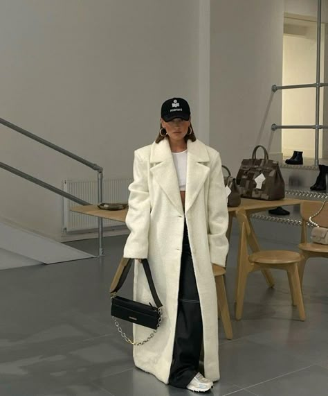 Fall Airport Outfit, Long Jacket Outfit, Coat Streetwear, Looks Pinterest, Outfit Chic, Cold Outfits, White Coat, Coat Outfits, Winter Fashion Outfits