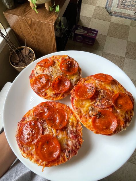 Pizza Bagels Aesthetic, Pizza Bagel, Healthy Bagel, Pizza Bagels, Healthy Pizza, Pizza Pizza, Pizza Night, Food Videos Desserts, Camping Food