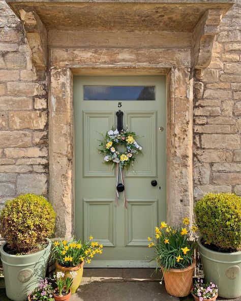 Front Door Planter Ideas Entrance, Door Planter Ideas, Front Door Planter Ideas, Front Door Planter, Front Door Planters, Cottage Front Doors, Pastel Wreath, Door Planter, Green Front Doors