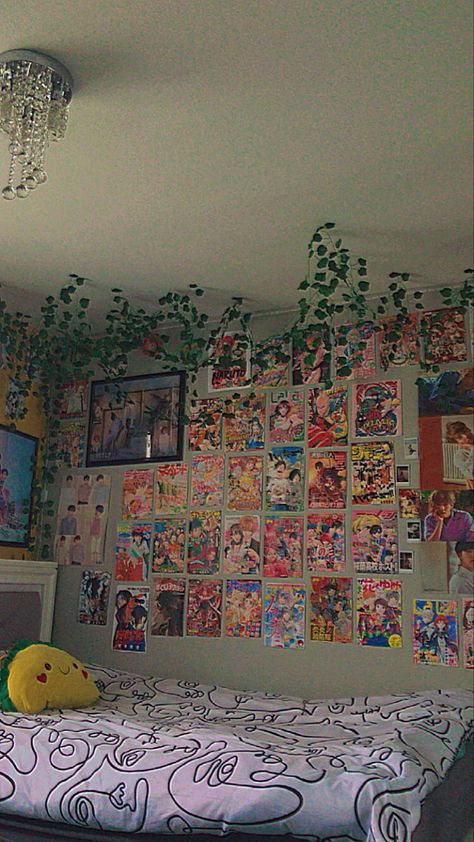 Dorm Room Ideas Anime, Anime Decoration Room, Aesthetic Anime Wall Decor, Manga Wall Bedroom, Manga Wall Room, Anime Room Ideas, Anime Rooms, Anime Wall Decor, Anime Room Decor