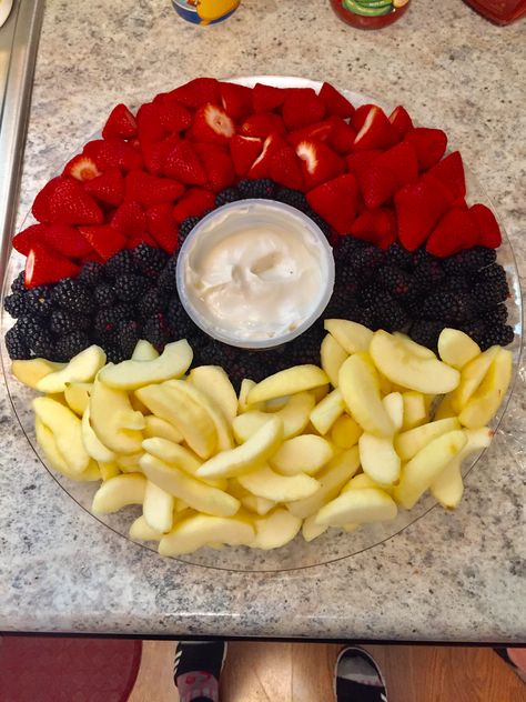 Pokeball Fruit Tray, Charmander Birthday Party Ideas, Picachu Theme Birthday, Pokemon Theme Cupcakes, Simple Pokemon Birthday Party, Pokemon Pool Party Ideas, Pokemon 30th Birthday, Pokemon Birthday Desserts, Pokemon Theme Food