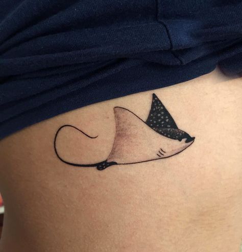 Stingray Tattoo Minimalist, Aesthetic Stingray Tattoo, Minimal Stingray Tattoo, Stingray One Line Tattoo, Fine Line Sting Ray Tattoo, Stingray Tattoo, Ray Tattoo, Lizard Tattoo, Polynesian Tattoo Designs