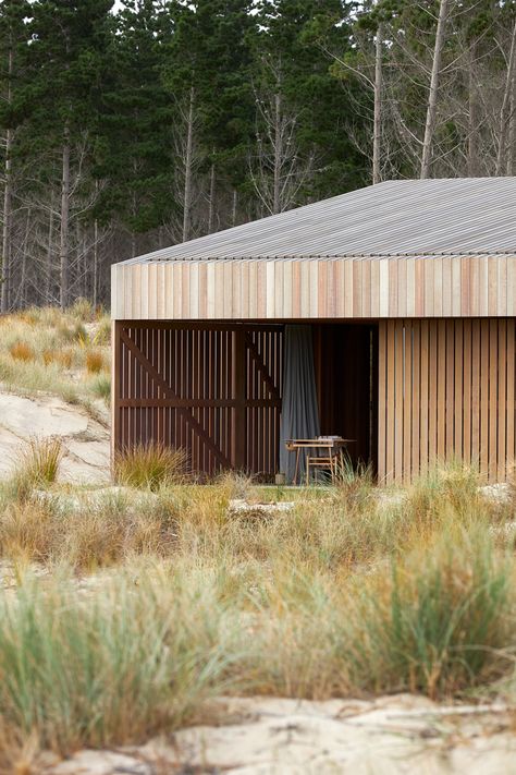 Te Arai Beach House by Fearon Hay and Sonja Hawkins Design - The Local Project - The Local Project Fearon Hay, Lakeview House, Render Scene, New Zealand Architecture, Modern Wooden House, Contemporary Cabin, House Ranch, Vacation Cottage, Fisher Paykel