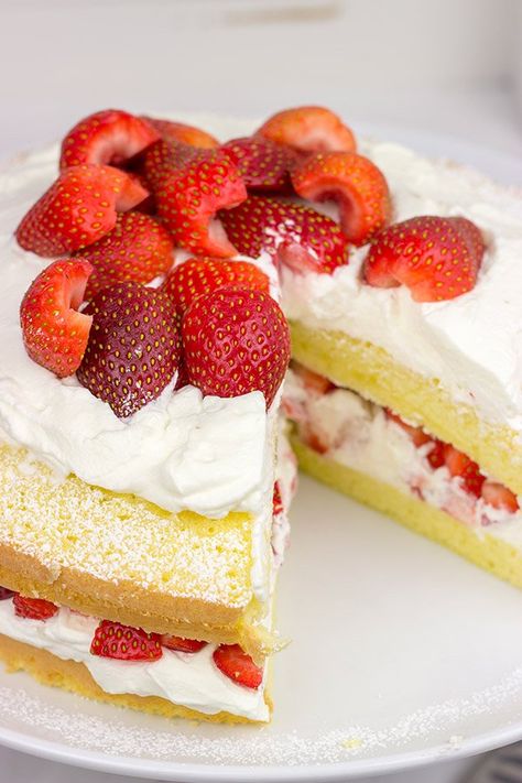 Fresh Strawberry Naked Cake | Strawberries 'n' cream...in cake form! Strawberry Naked Cake, Fresh Strawberry Cake, Cake Form, Store Bought Frosting, White Cake Recipe, Round Cake Pans, No Bake Treats, Strawberry Cake, Round Cakes