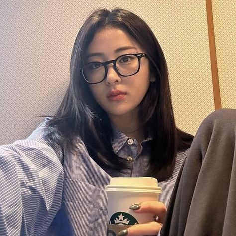 Yunjin Kim, Le Sserafim Yunjin, Yunjin Icon, Girl Gang, Photo Lab, Girl Icons, Girl Crush, Instagram Aesthetic, Your Photo