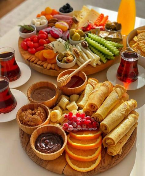 Different Types Of Food, Berbuka Puasa, Turkish Breakfast, Breakfast Platter, Party Food Buffet, Catering Ideas Food, Charcuterie Recipes, Food Displays, Buffet Food