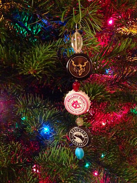 Beer Cap Ornaments, Beer Caps Diy, Bar Christmas Decorations, Beer Bottle Crafts Diy, Beer Ornaments, Beer Crafts Diy, Christmas Tree Decorations Diy Ornaments, Trappist Beer, Beer Crafts