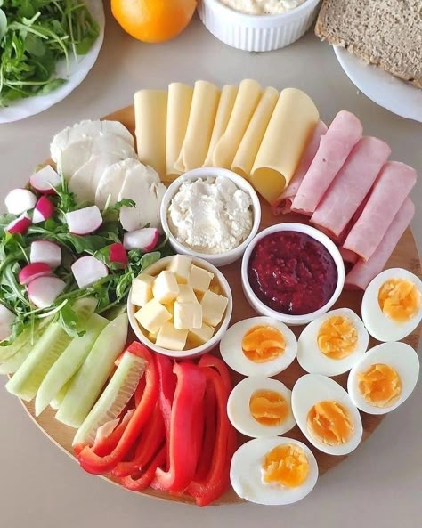 Amazing Food Platters, Party Food Buffet, Catering Ideas Food, Party Food Platters, Food Displays, Food Garnishes, Buffet Food, Party Food Appetizers, Food Platters