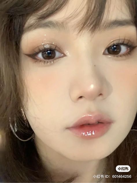 Simple Glitter Eye Makeup Korean, Hoco Makeup Asian, Soft Douyin Makeup Look, Douyin Makeup Full Face, Douyin Birthday Makeup, Beige Douyin Makeup, Natural Makeup Douyin, Light Asian Makeup, Makeup Inspo Douyin