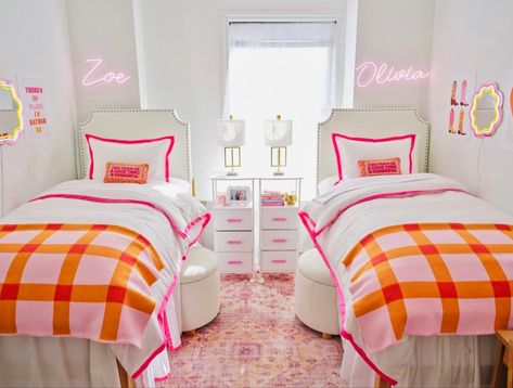 Preppy Dorm Room Decor, Preppy Room Ideas, Pink Dorm Rooms, Preppy Dorm Room, Dream Dorm Room, Dorm Room Styles, Pink Dorm, Preppy Bedroom, College Dorm Ideas