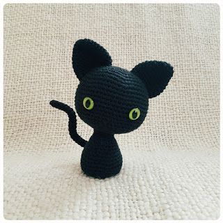 Eserehtanin: The Minema' Cat - free crochet pattern.                                                                                                                                                                                 More Black Cat Crochet Pattern Free, Black Cat Crochet Pattern, Black Cat Amigurumi, Crochet Black Cat, Kat Haken, Crochet Pour Halloween, Cat Crochet, Confection Au Crochet, Crochet Cat Pattern