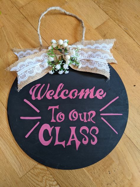 I made this welcome door sign for a teacher who wanted to help her newbies feel welcome on their first day back ! School Welcome Board Ideas, Classroom Door Decorations Welcome, Welcome Sign Front Door Classroom, Welcome Charts For Classroom, Welcome To Class Aesthetic, Welcome Chart For School, Welcome Classroom Door Ideas, Children Day Decoration Ideas For School, Jadwal Aesthetic