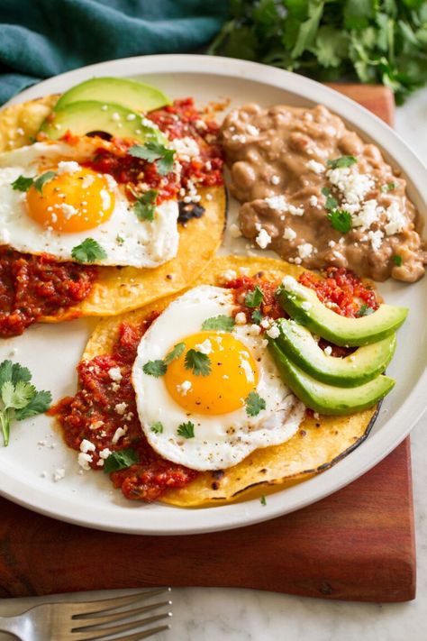 Huevos Rancheros Easy Vegetable Beef Soup, Avocado Tortilla, Huevos Rancheros Recipe, Mexican Brunch, Mexican Breakfast, Dried Peppers, Vegetable Beef Soup, Fried Eggs, Cooking Classy