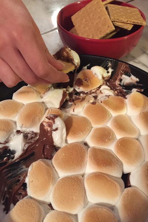 Heritage Schoolhouse: S'mores Dip! Skillet Dishes, Southern Desserts, Sleepover Food, Recipe Sweet, Food Therapy, Campfire Cooking, Homemade Recipe, Yummy Comfort Food, Tasty Baking