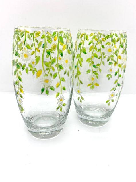 Set of 2 Hand Painted Tumblers With Daisy and Leaf Vines. Set of Tumblers. Painted Drinking Glasses. Handpainted Water Glass - Etsy UK Hand Painted Glass Jars, Wine Glass Art Paintings, Drawing On Glass Cups, Cute Wine Glass Painting Ideas, Glass Jar Painting Ideas, Painted Glass Cups, Simple Glass Painting, Glass Cup Painting, Wine Glass Painting Ideas