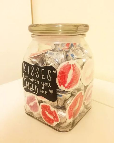 Hershey Kisses Gifts, Valentine Mason Jar, Kiss Gift, Birthday Gifts For Boyfriend Diy, Bf Gifts, Creative Gifts For Boyfriend, Cute Couple Gifts, Diy Gifts For Him