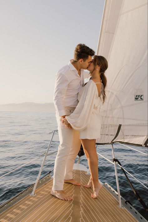 Coastal Engagement Photos, Yacht Photoshoot, Boat Engagement Photos, Pre Wedding Praia, Boat Photoshoot, Boat Days, Couples Beach Photography, Yacht Wedding, Boat Wedding