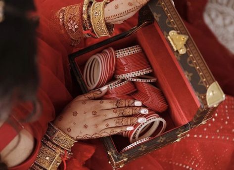 Mani Jassal, Punjabi Wedding Dress, Indian Wedding Favors, Bridal Chura, Wedding Motifs, Bangle Box, Wedding Dresses For Kids, Punjabi Bride, Aesthetic Wedding