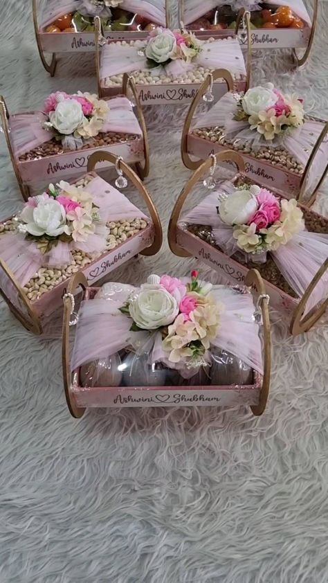 Packing Wedding Gift, Wedding Packaging Ideas, Wedding Gift Pack Packaging, Indian Wedding Gift Hampers, Wedding Hampers For Guests, Gift Packing Ideas Wedding, Wedding Packing Ideas Indian, Return Gifts For Wedding Indian, Wedding Return Gifts Indian