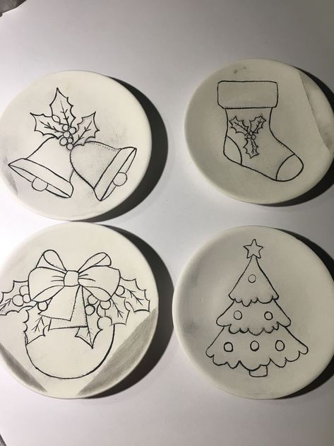 Preschool Gifts For Parents Christmas, Christmas Plates Kids, Christmas Handprint Art, Christmas Handprint, Kids Canvas Art, Handprint Christmas, Parents Christmas, Preschool Gifts, Christmas Tree Painting