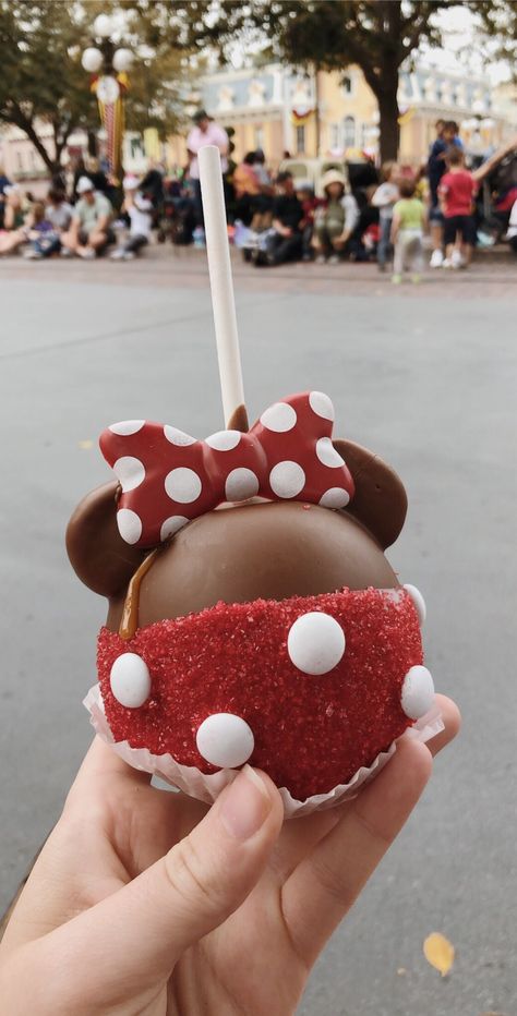 minnie mouse, caramel apple, disneyland, parade, disney food Disney Parks Food, Best Disneyland Food, Disneyland Snacks, Disney Sweets, Disney Themed Food, Aesthetic Warning, Disney Desserts, Disney Eats, Disney Pics