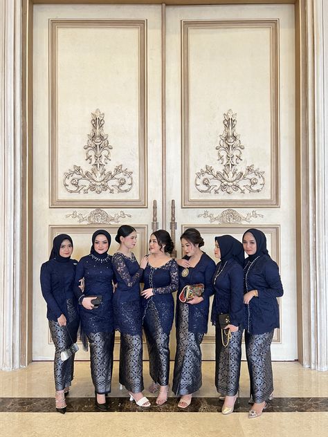 Bridesmaid Navy Hijab, Bridesmaid Inspo Dress Ideas, Navy Graduation Outfit, Kebaya Brokat Bridesmaid, Seragam Bridesmaid Hijab, Kebaya Bridesmaid Modern, Bridesmaid Songket, Inspirasi Bridesmaid Hijab, Inspirasi Dress Bridesmaid