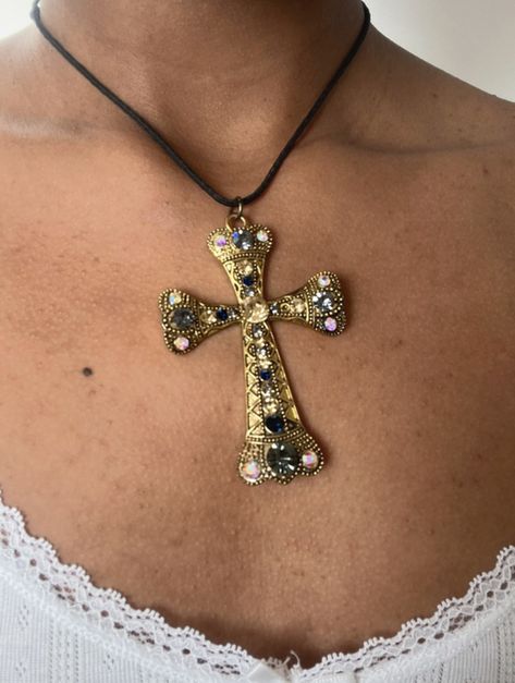 Chunky Cross Necklace Outfit, Big Cross Necklace Aesthetic, Aesthetic Cross Necklace, Oversized Cross Necklace, Big Cross Necklace, Chunky Cross Necklace, Cross Necklace Chunky, Cross Necklace Aesthetic, 2000s Cross Necklace