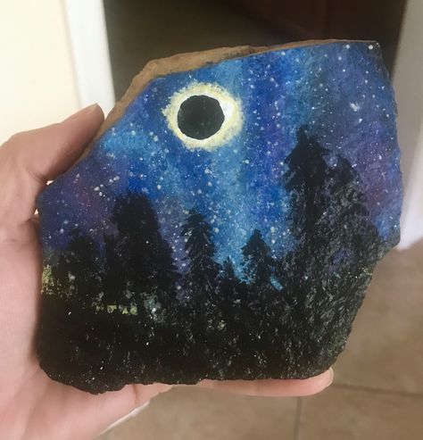 Eclipse rock Tribute to August 2017 solar eclipse painted on rock from Starr Mountain, TN Solar Eclipse Rock Painting, Total Eclipse Painted Rocks, Eclipse Painted Rocks, Eclipse Painting Ideas, Solar Eclipse Art Lesson, Eclipse Watercolor, Solar Eclipse Painting Art, Eclipse Project, Eclipse Party