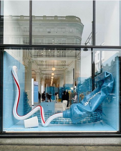 VisualWindows on Instagram: “Jacquemus Window at Selfridges Corner Shop 💙💦🧊 Selfridges Le Vestiaire: an immersive and visual experience inspired by swimming pool…” Jacquemus Window Display, Selfridges Window Display, Retail Window Design, Pool Changing Room, Retail Window Display, Selfridges London, Multi Sensory, Visual Merchandising Displays, Corner Shop