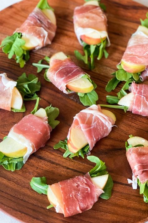 Fall Fruit Appetizers, Travel Appetizers, Appetizer Prosciutto, Prociutto Appetizers, Procuitto Recipes, Proscuitto Appetizers, Appetizer Night, Prosciutto Appetizer, Appetizer Wraps