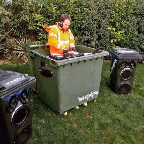 Trash DJ is literally trash Dj Table, Dj Stand, Dj Room, Dj Setup, Dj Booth, David Guetta, Music Images, Daily Funny, Dj Music