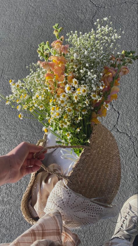 💗💗💗 #picnic #flowers #cottagecore #bouquet Picnic Basket Bouquet, Wedding Aesthetic Cottagecore, Picnic Aesthetic Flowers, Picnic Flower Arrangements, Cottagecore Picnic Photoshoot, Picnic Basket Flower Arrangement, Picnic Flowers Aesthetic, Cottage Core Bouquet, September Birthday Aesthetic