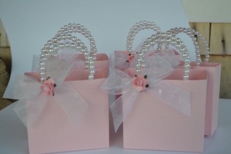 Baby Shower Souvenirs Girl, Pink Party Favors, Baby Shower Souvenirs, Decorated Gift Bags, Gifts Creative, Ballerina Birthday Parties, Make Up Mirror, Rose Party, Baby Shower Centerpieces