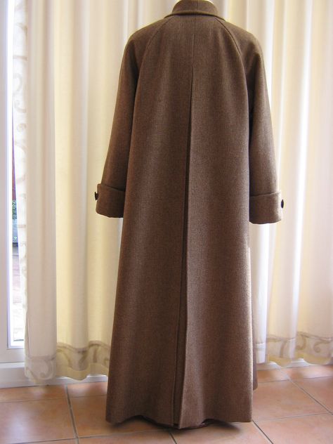 Centre back pleat in raglan coat Hijab Coat, Raglan Coat, Savile Row Tailoring, Beige Wedding Dress, Coat Ideas, September Fashion, Modest Casual Outfits, Maxi Coat, Bespoke Tailoring