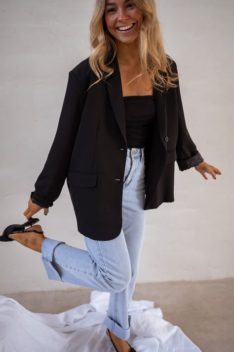 Jean Women Outfit, Women’s All Black Work Outfit, French Style Fashion Women, Fall Fashion 2024 Casual, Fancy Business Outfits, Blazer Evening Outfit, Black Jeans Black Top Outfit, Jean Outfits Casual, Winter Blazer Outfits For Women