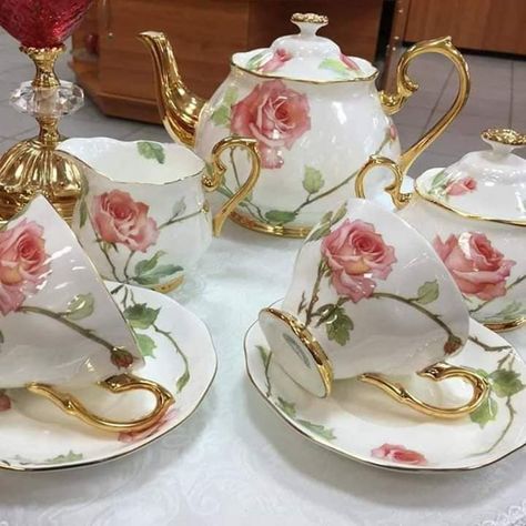 Bistro Design, Crockery Set, Tea Cup Collection, Pretty Tea Cups, Tea Sets Vintage, Teapots And Cups, The Cup, Rose Tea, Tea Cups Vintage