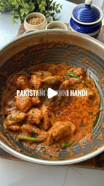 Prachi Agarkar on Instagram: "Pakistani Makhni Handi 🥘

A super popular recipe available in restaurants in Pakistani, that I stumbled upon on YouTube where they showed how it’s made in a restaurant. When I tried I couldn’t believe something this easy and quick could taste so good. It’s a great weeknight dinner option because it’s super effortless and tasty 

Homemade, recipes, curries, tasty, MasterChef, desi food, Chicken recipes, chicken curries, butter chicken" Pakistani Dinner Ideas, Pakistani Dinner, Pakistani Chicken Recipes, Food Chicken Recipes, Chicken Handi, Pakistani Dishes, Pakistani Recipes, Indian Dinner, Pot Luck