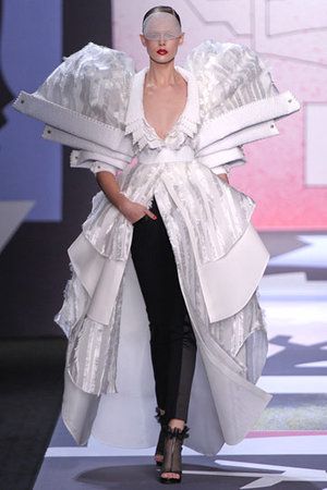 Structured Fashion, Architectural Fashion, Structural Fashion, Sculptural Fashion, Fashion Oversized, 3d Fashion, Viktor Rolf, Couture Mode, Weird Fashion