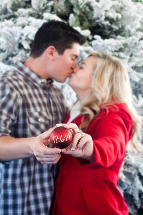 10 Ways to Rock Your Christmas Wedding Christmas Engagement Photos, Christmas Couple Pictures, Christmas Proposal, Christmas Engagement, December Wedding, Winter Engagement Photos, Save The Date Photos, Winter Wonderland Wedding, Engagement Announcement